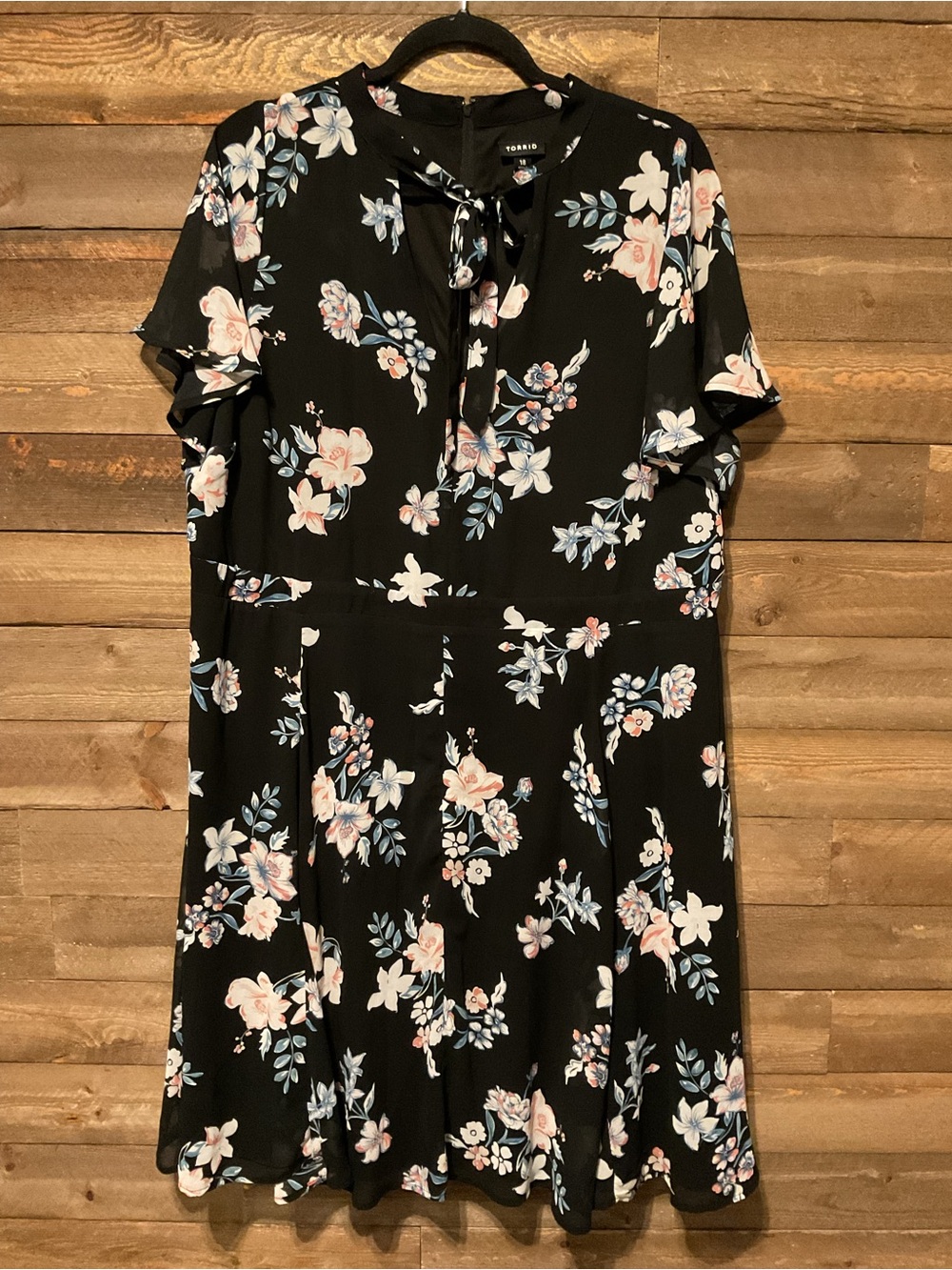 TORRID Short Sleeve Black Floral Dress Notch Neck With Tie Women’s Size 18